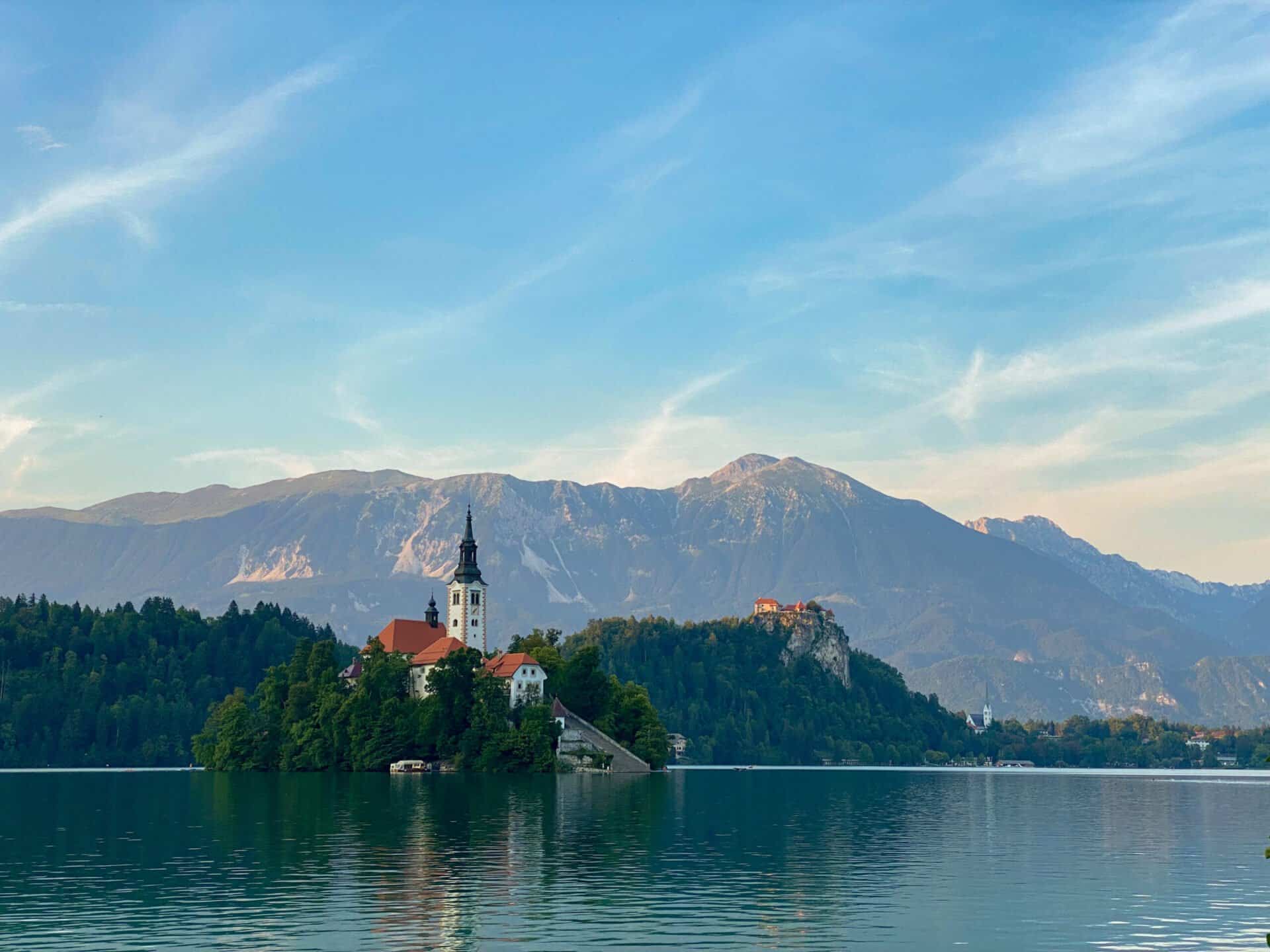 Najkrajšie jazero Slovinska Bled Život dobrodruhov Osojnica