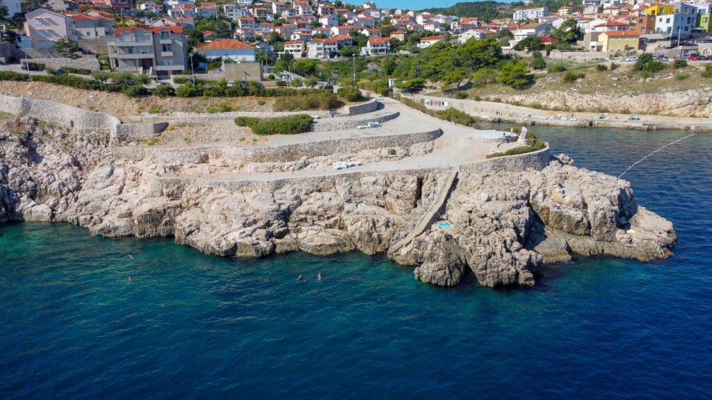 Mesto Vrbnik a jeho okolité pláže – Chorvátsko