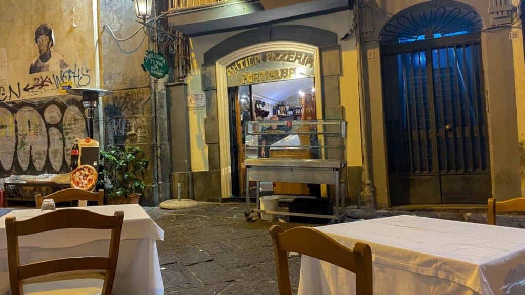 Top things to do in Naples - Pizzeria Port d'Alba Neapol