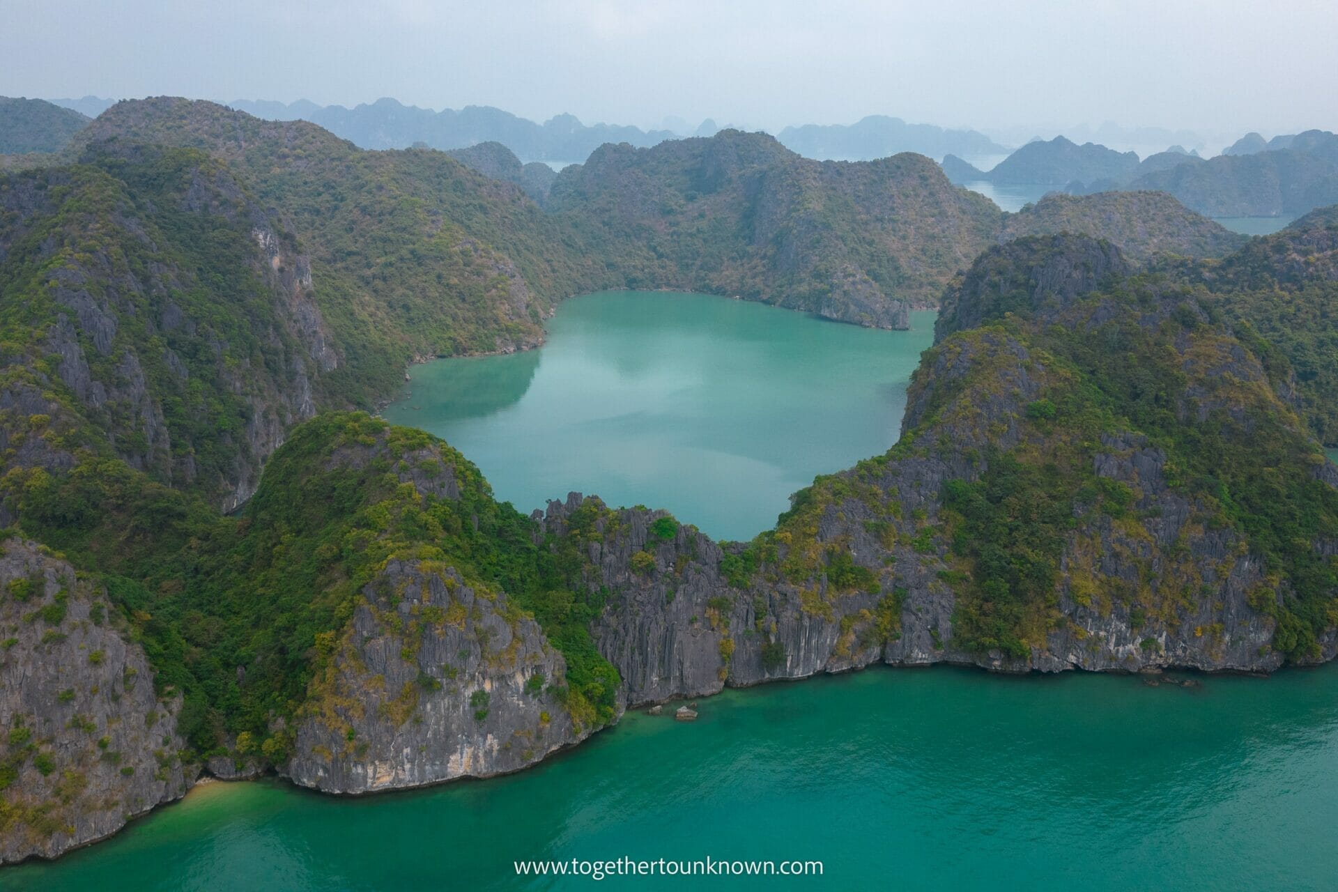 How to visit Ha Long bay without crowds - drone / Ha Long bay bez davov